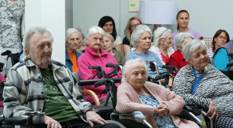 Základní umělecká škola připravila seniorům výstavu i koncert
