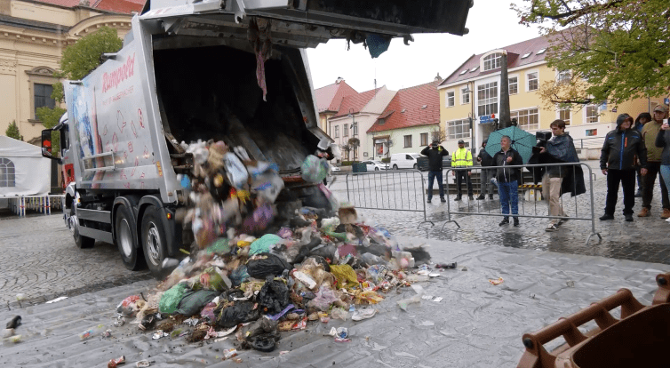 Na čtyřech talkshow o třídění odpadů se v kině Máj vystřídalo 660 školáků