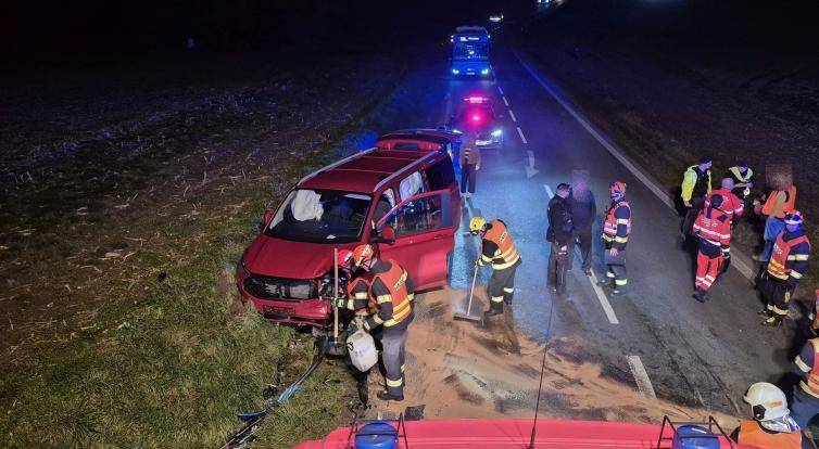 Nehoda osobního vozidla s dodávkou u Fryštáku si vyžádala tři zraněné