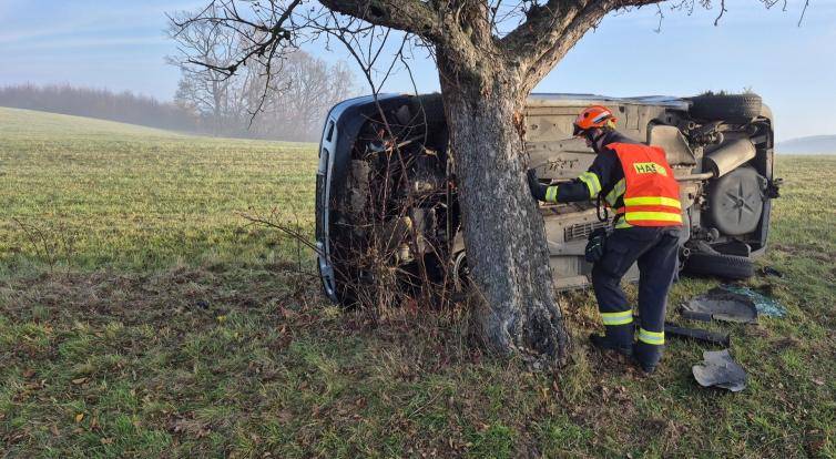Po nehodě u Vizovic skončilo vozidlo převrácené na boku v poli. Řidičce pomohl dobrovolný hasič