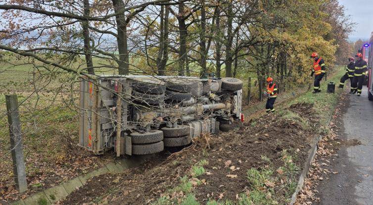 V Kvítkovicích se převrátilo nákladní vozidlo. Řidič skončil v nemocnici