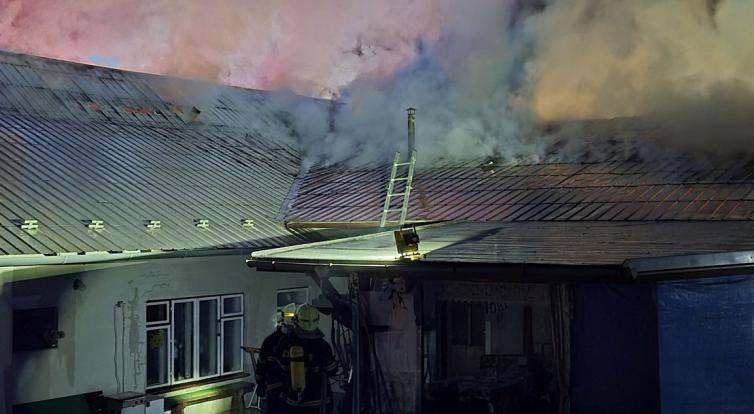 Požár v Rackové zaměstnal jedenáct jednotek hasičů. Díky rychlé akci se podařilo uchránit sousední dům