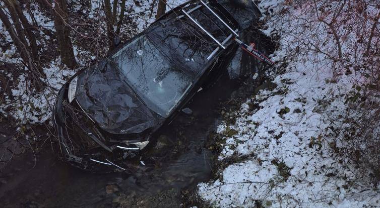 Po nehodě u Korytné skončilo vozidlo v potoce. Řidičku museli vyprošťovat