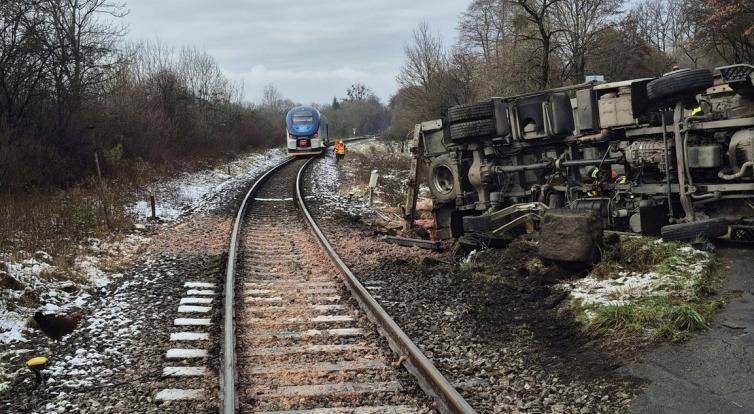 U Vizovic se srazil vlak s nákladním vozidlem. Provoz na železnici byl zastaven