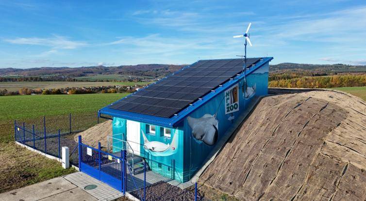 Street art umělec ProroK zase řádil! Motivem rejnoků ozdobil vodojem ve Hvozdné