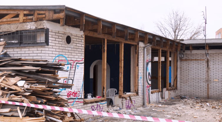 Bourání Šmoulího města finišuje, vznikne tu unikátní modulární stavba