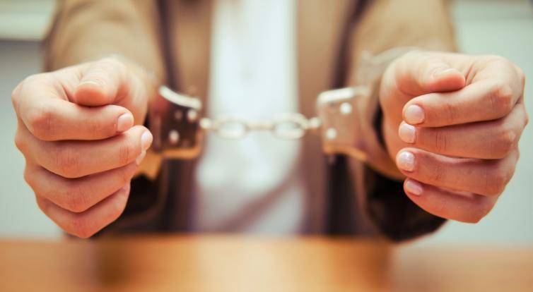 Nepoučitelný řidič opět za volantem. Před policisty se nejdříve snažil ujet, pak se schoval ve křoví