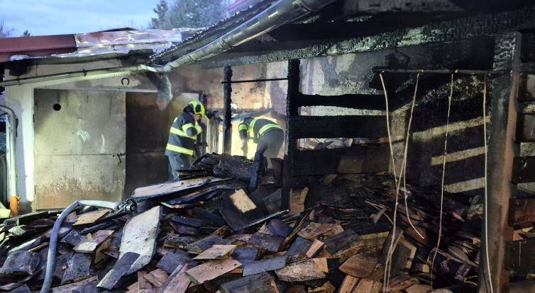 S požárem vyhřívané psí boudy v Pravčicích bojovalo pět jednotek hasičů. Škoda je za půl milionu