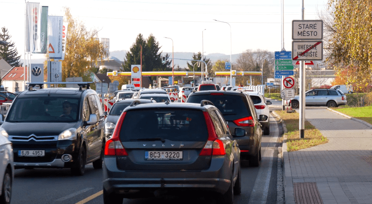 K mostu J. A . Bati vedou nové chodníky
