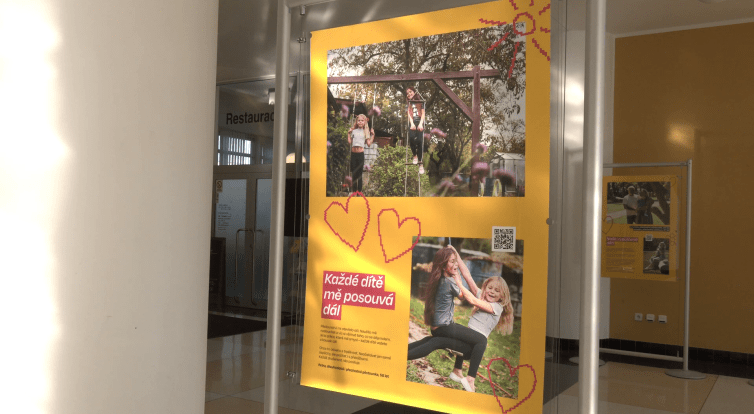 Výstava představuje 16 příběhů pěstounství z regionu