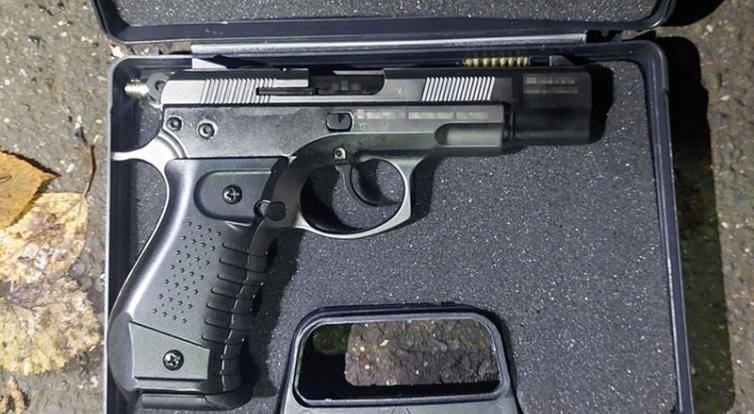 Muž ze Zlínska chtěl na exekutory pustit psy. Pak vytáhl i zbraň