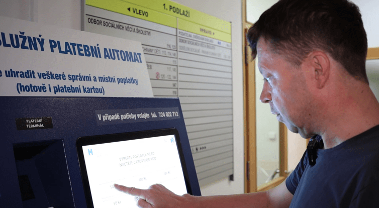 Platební automat rozšířil možnosti hrazení poplatků v Hodoníně