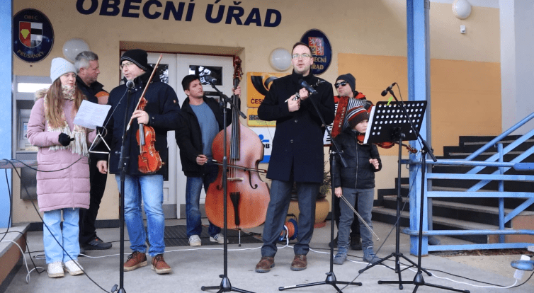 Lidé si na Štědrý den zazpívali koledy