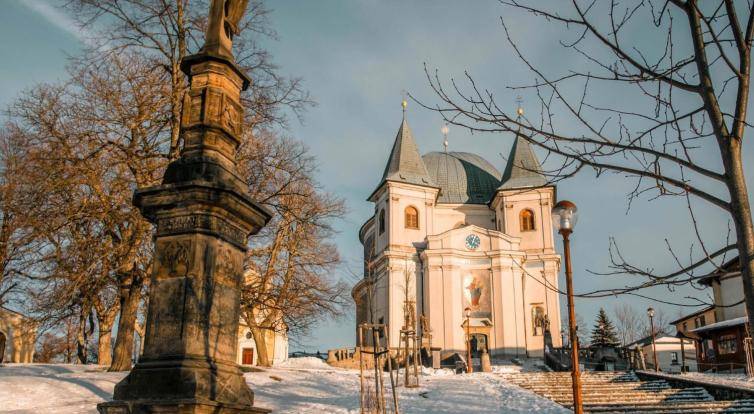 Na silvestrovskou půlnoční na Hostýně dopravci vypraví speciální autobusy i vlaky
