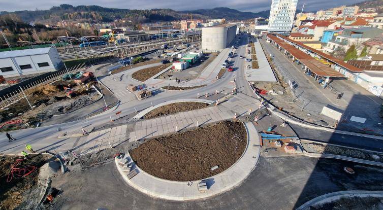 Nová okružní křižovatka zjednoduší přístup do Vsetínské nemocnice