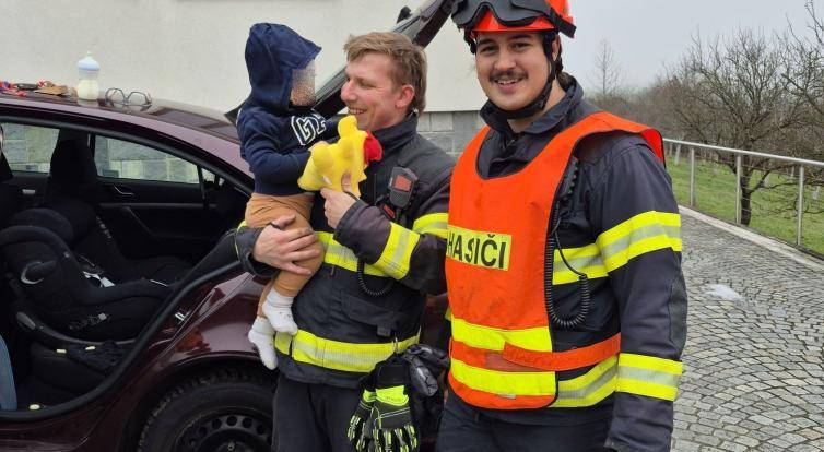 Ženě se samovolně zamklo auto, uvnitř zůstal roční chlapeček