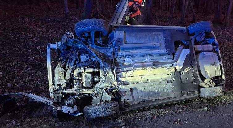 Středeční odpoledne ve znamení nehod: Auta skončila na boku, tři osoby se zranily