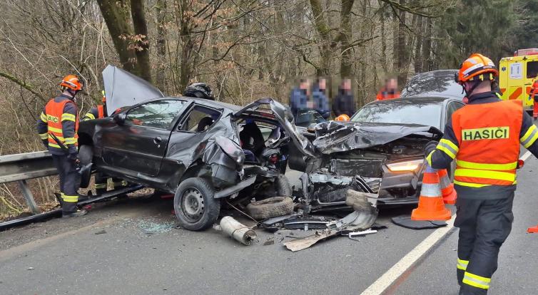 Hrozivě vypadající nehoda tří vozidel u Velíkové si vyžádala několik zraněných