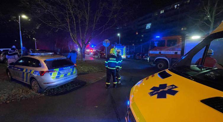 Požár v pátém patře bytového domu v Uherském Hradišti: evakuováno bylo 27 lidí, dva skončili v nemocnici