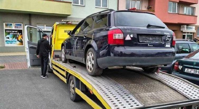 V Otrokovicích bojují s dlouhodobě odstavenými automobily