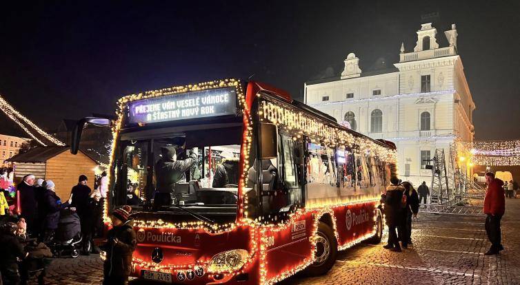 Ulice Uherského Hradiště brázdí vánočně vyzdobená Poulička