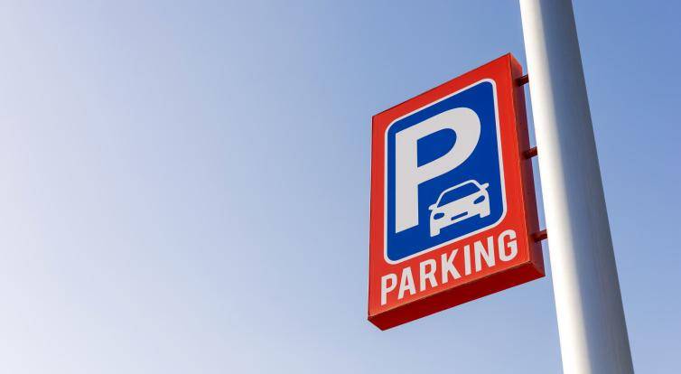 Luhačovice zavedou nový parkovací režim v ulici Družstevní a zlevní rezidentské karty