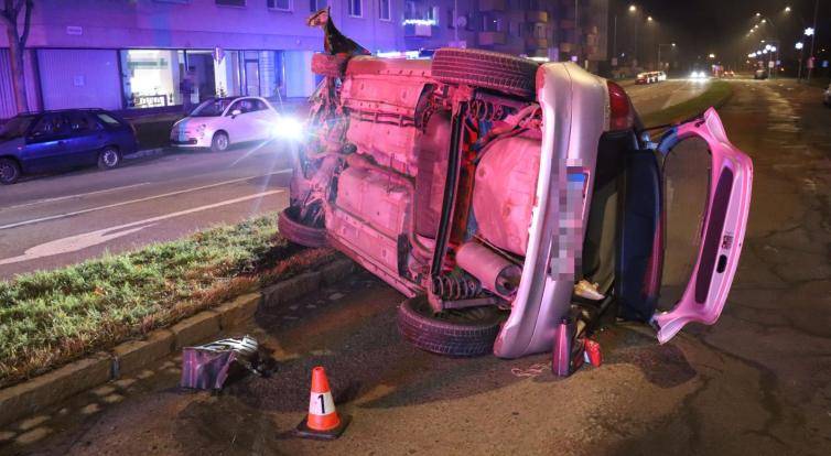 Opilá řidička v Kroměříži převrátila auto na střechu