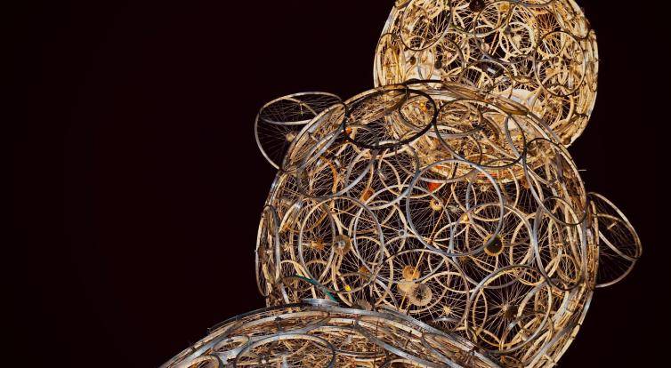 Kovozoo ve Starém Městě má novou dominantu! Gigantického sněhuláka vyrobili z ráfků starých jízdních kol