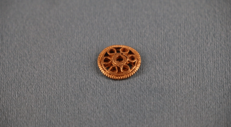 Výstava ukazuje miniaturní šperky vyrobené dávnými předky