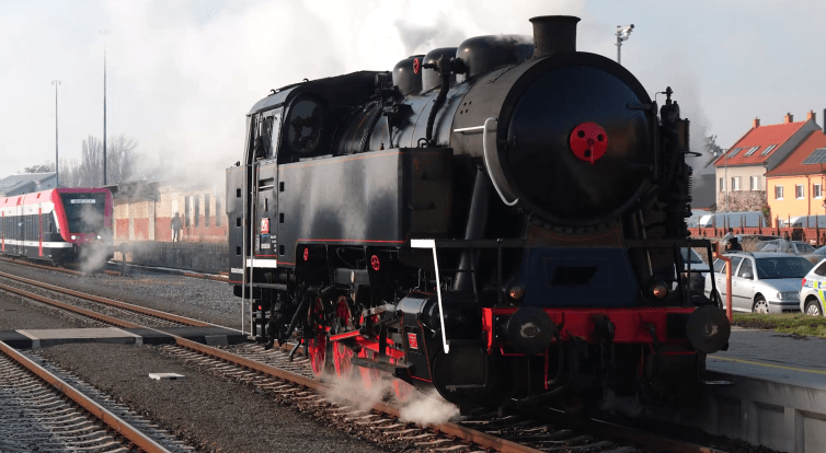 Parní vlak vozil děti i Mikuláše s anděly a čerty