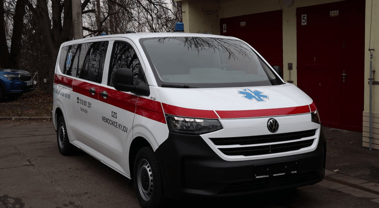 Nadace Andělína nadělila nemocnici novou sanitku
