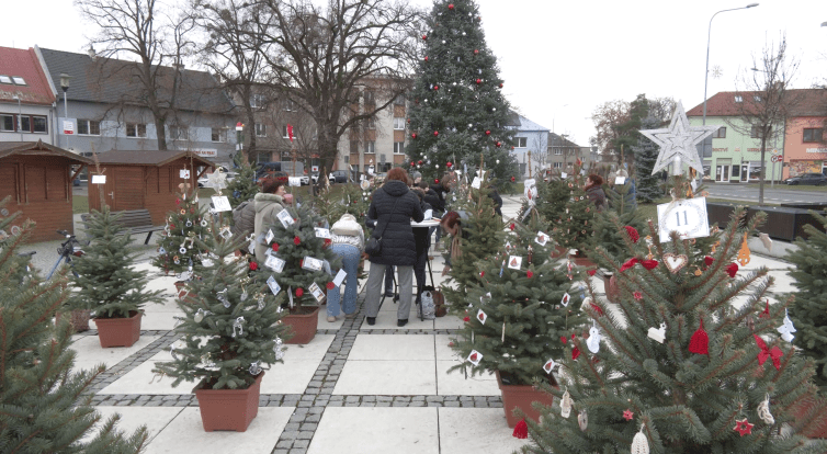 Na náměstí v Hulíně je třicet vánočních stromečků a výstava betlémů