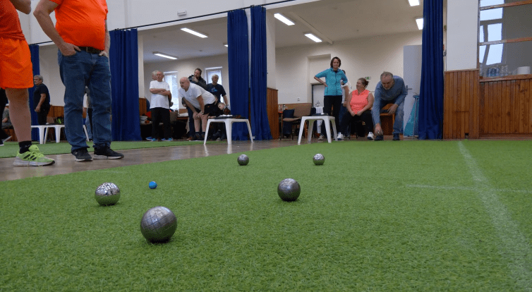 V Sadech létaly po koberci stříbrné koule