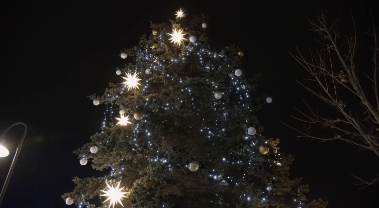 Ve Valašském Meziříčí spojili rozsvícení vánočního stromu s mikulášskou nadílkou
