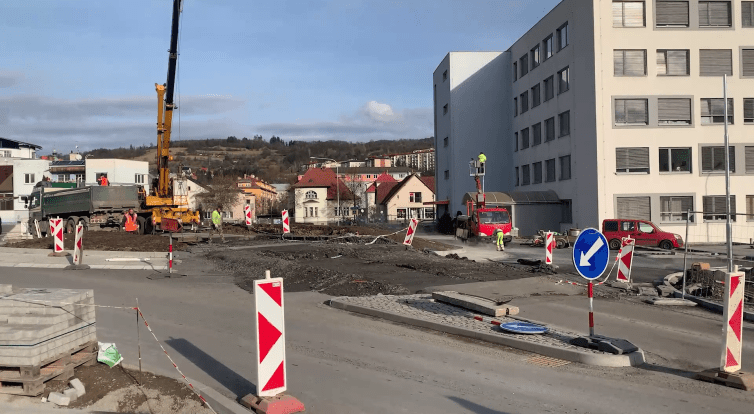 Kruhový objezd u vsetínské polikliniky bude už brzy v provozu