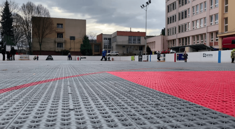 Hokejbalové hřiště ve Vsetíně má nový bezpečnější povrch