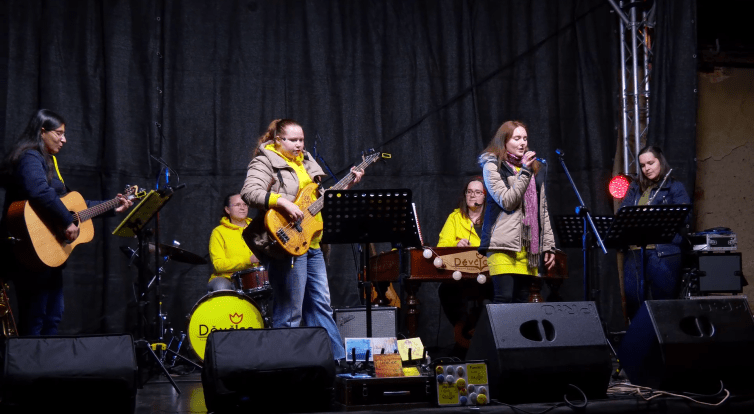 Na tečovickém Vánočním jarmarku opět zpívaly Děvčice z Podolí