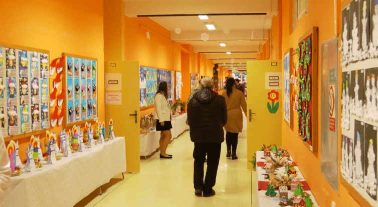 Děti vystavovaly ve škole výtvarné práce na téma Mé vysněné povolání 