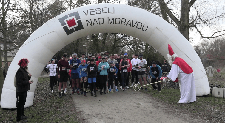 Mikulášský běh rozhýbal dospělé a pomohl dětem