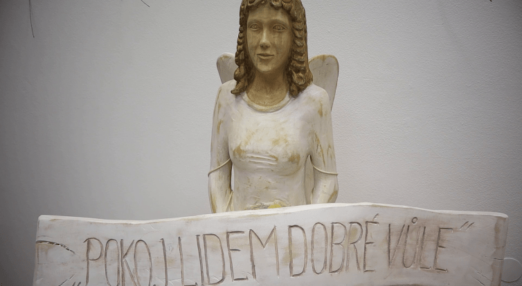 Radniční galerii zaplnily betlémy od pětice řezbářů