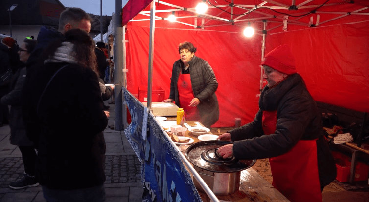 Vánoční jarmark v Bojkovicích nabídl hudbu i živý betlém