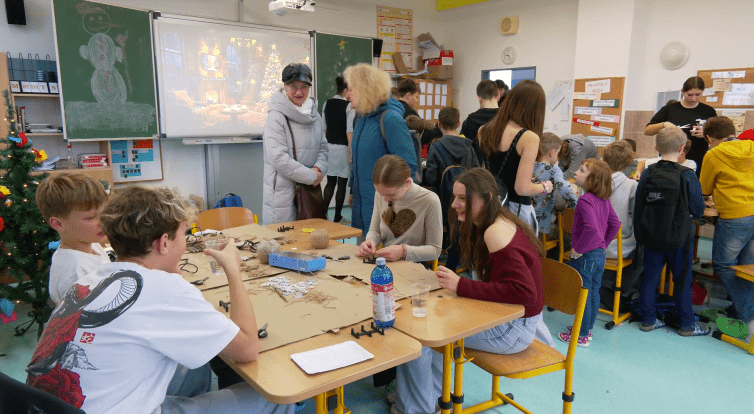 Vánoční dílničky každoročně stmelují celou školu