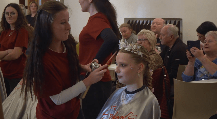 Studentky kadeřnického oboru vytvářely pohádkové účesy 