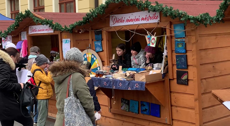 Veselé vánoční hody vyvrcholí na Dolním náměstí zpíváním koled