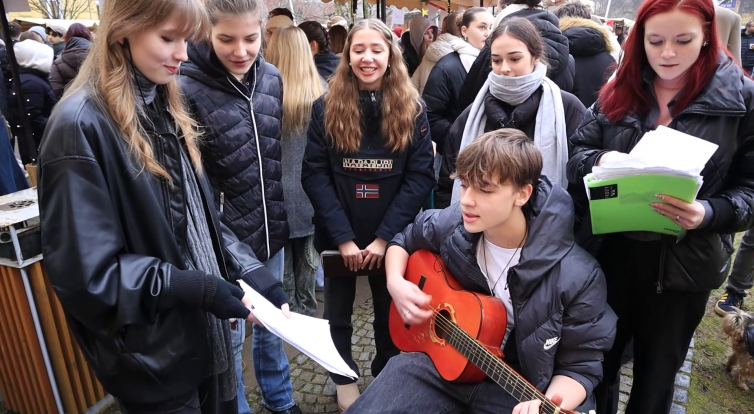 Studenti gymnázia a zdravotnické školy připravili dobročinný jarmark