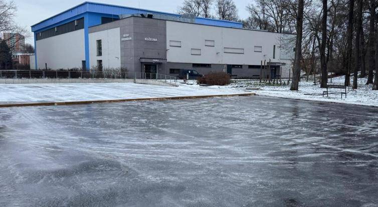 U městské sportovní haly v Otrokovicích se chystá kluziště