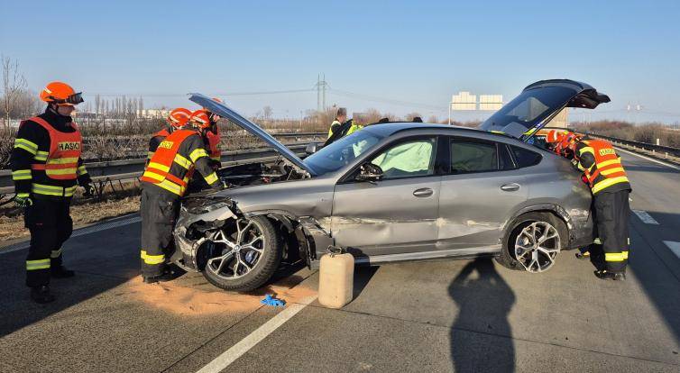Na dálnici D55 u Pravčic bouralo osobní vozidlo. Jeden člověk se zranil