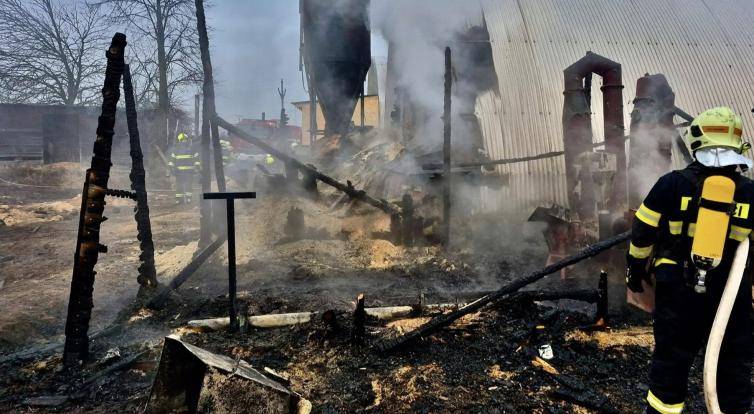 Požár skladu pilin v Roštíně zaměstnal šest jednotek hasičů
