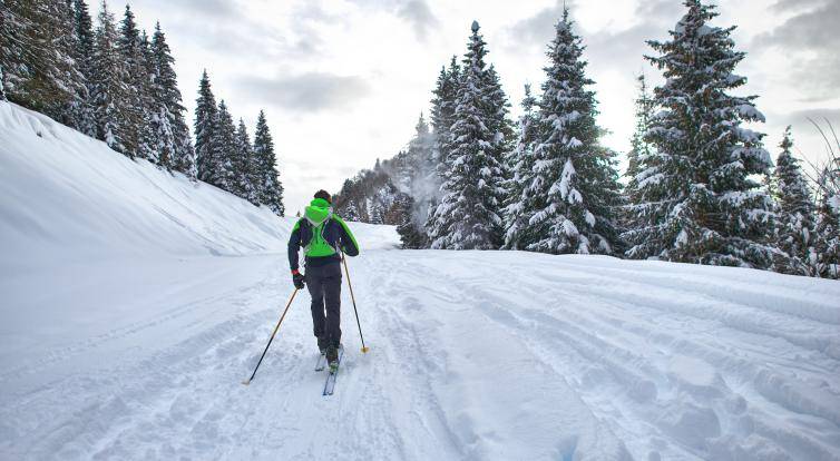 Láká vás skitouring v Beskydech a Bílých Karpatech? S výběrem tras pomůže nový průvodce