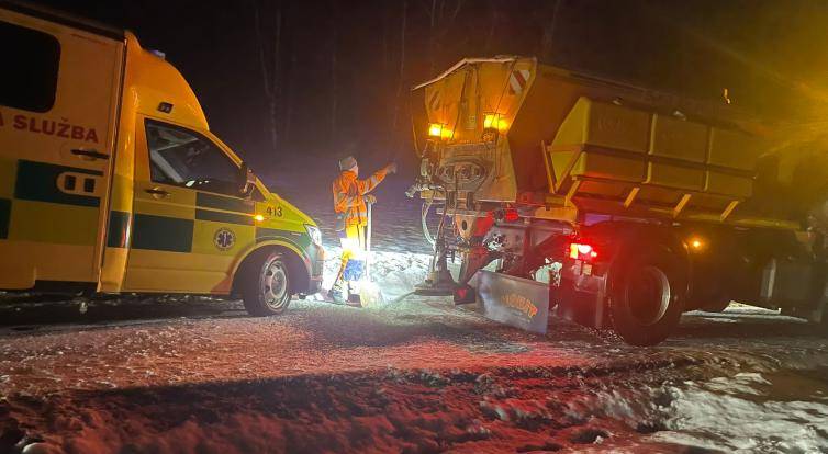Sanitka cestou k pacientovi uvízla na zledovatělé silnici. Pomohla Horská služba a silničáři